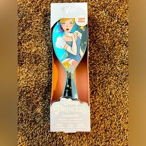 Cinderella WetBrush NEW